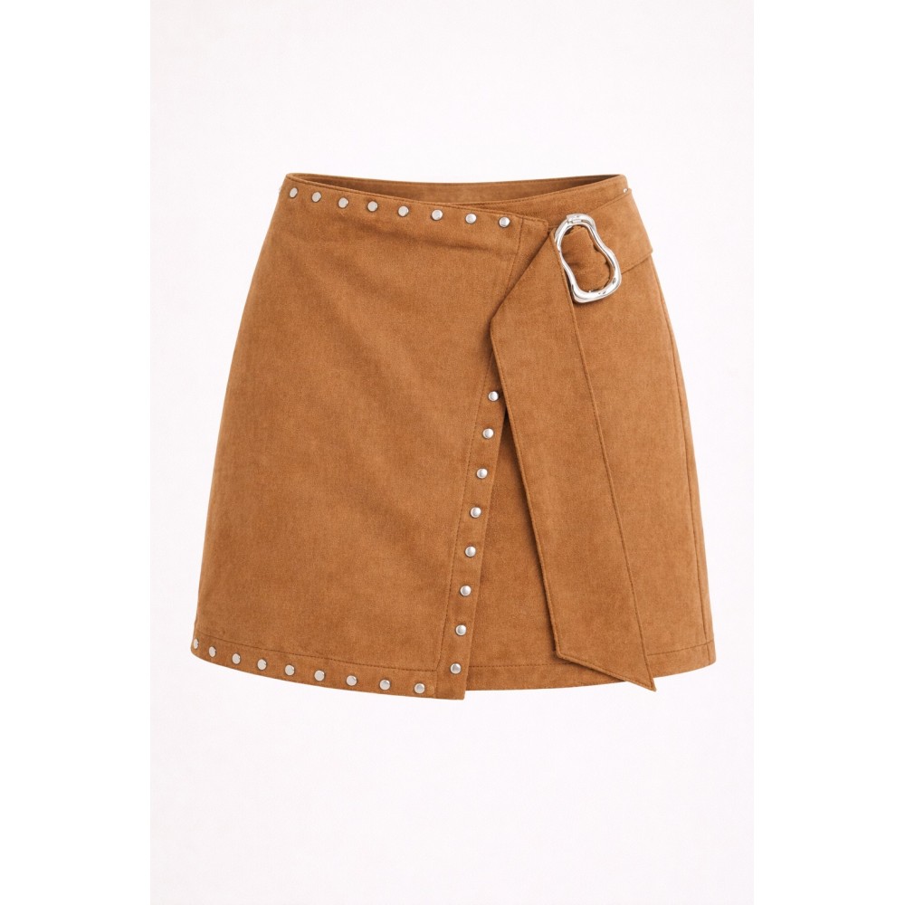Falda short con tachas